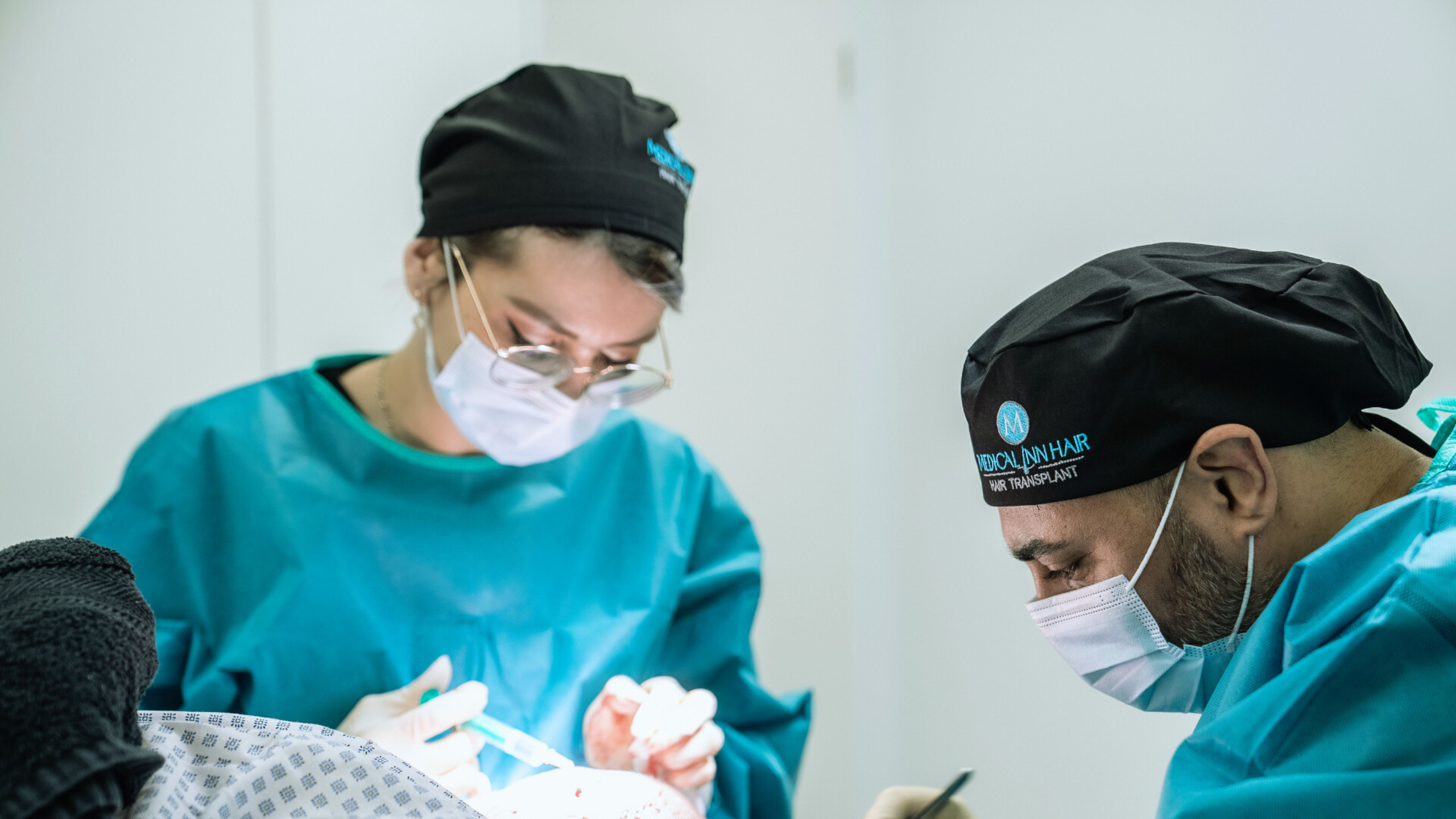 Haartransplantation: Sicher für Körper und Gesundheit? Was Sie wirklich wissen müssen